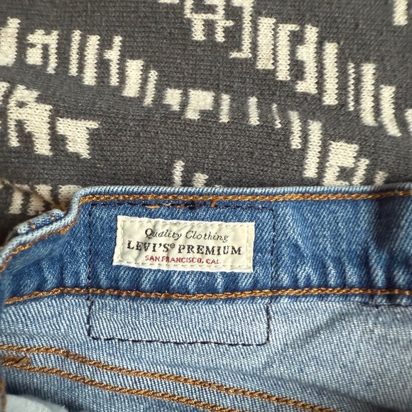 Women’s Levi’s Wedgie Straight Distressed Jeans - Picture 8 of 9